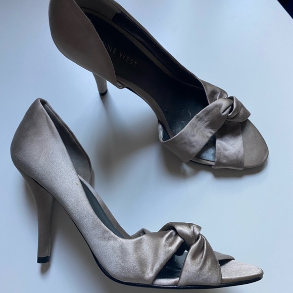 ⭐️SOLD⭐️Grey Satin Heels - Picture 2 of 3